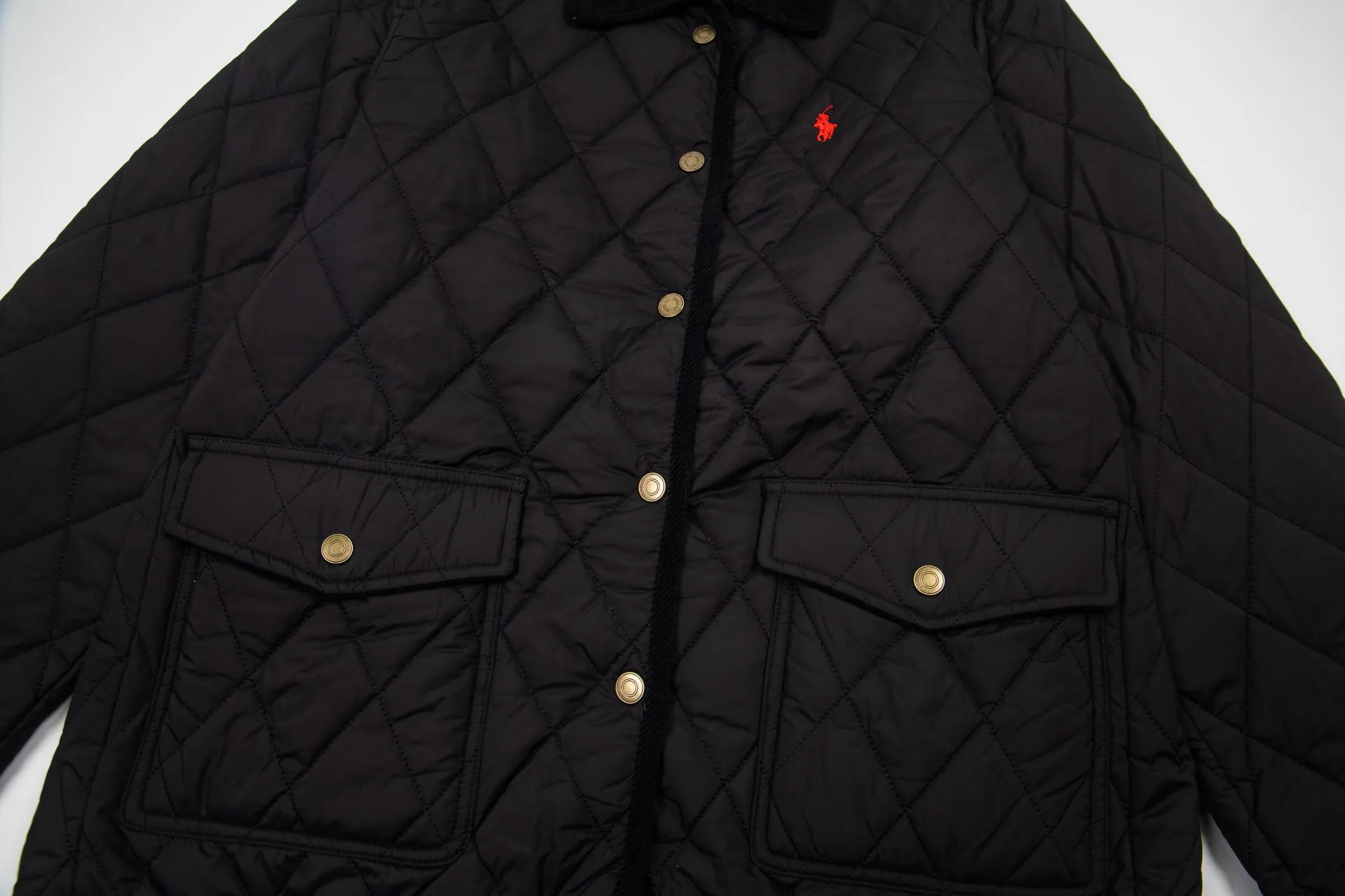 P330 Model No.: G130 Ralph Lauren New Ralph Lauren chest logo embroidery diamond plaid lapel corduroy cotton jacket 1️⃣Selected high-quality high-elastic cotton, perfect control of workmanship details, exquisite small logo embroidery on the chest, corduroy color-blocked lapels, pocket design full of details, highlighting personality! The version is simple but not simple! 3️⃣It is very youthful and energetic, and can be easily worn by both men and women. It is very in line with the fashion aesthetic concepts of today's young people! 4️⃣A full set of customized accessories, complete with three standards, same style for men and women, a must-have for couples! Color: black, navy blue, apricot Size: S, M, L, XL
